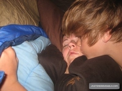 Justin Bieber ôm chầm mẹ khi bà đang ngủ say.